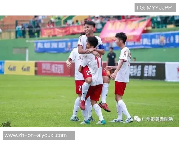 《球星卡片与足球小书：畅游传奇赛场与收藏文化的完美结合》